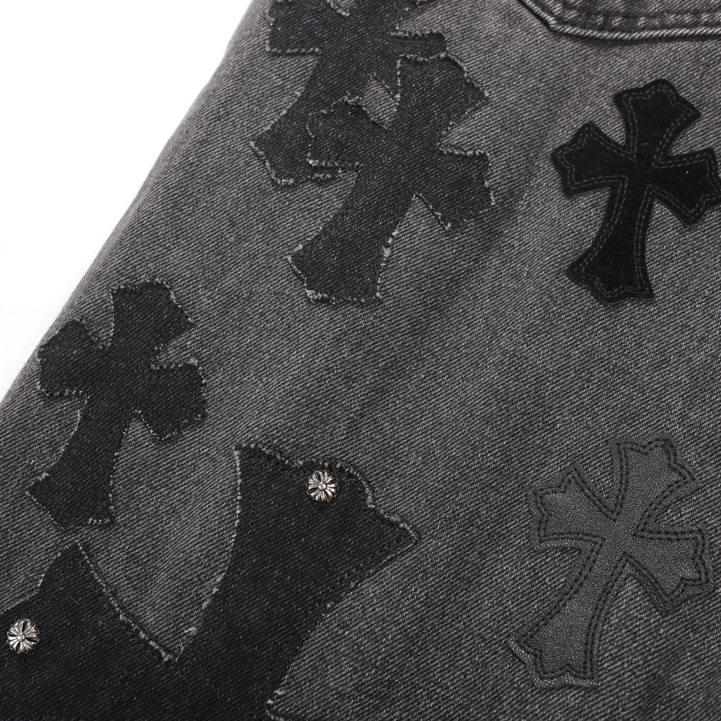 P300 CH Chromehearts black cross-stitched leather black and gray heavy-duty cow king jeans, cabinet price 74W level, patchwork cross pattern embellishment, washed jeans! ! An absolutely high-end luxury product, a 1.9W-level god-level single product, a super popular product, made by top heavy industry, a magic weapon that cannot be missed! [About Zangyin] This is an extremely luxurious fashion brand that can also be called the aristocracy of the high street. It has always been an exclusive brand for some hipsters or rich second generations. Compared with ordinary high streets, it is more luxurious and noble. Compared with luxury brands, it is more fashionable and individual. It has always been a brand that I have a special liking for. [Top heavy industry fashion design] Consistently high-street luxury style. Speaking of this style, the Zangyin family and GU family are definitely the leading representative brands. Especially the Zangyin family has really achieved a state-of-the-art effect in creating high-street style. The unique washed material is used to create this style. The color system is already quite eye-catching. After it is decorated with patchwork cross flowers, it cleverly highlights the charm of the brand. Secondly, this style uses classic The high-waist cutting design highlights the long legs and fashionable temperament of the upper body. The brand is highly recognizable and the slim fit configuration is more suitable for daily wear. It is a product that interprets personality, fashion, and specifications at a glance. This single product is enough to make any fan excited. It can be a white T-shirt for a youthful college style, or a tight suspender for a royal style. It has strong matching ability and can be easily controlled by men.  [Materials and craftsmanship] Needless to say, this point goes without saying. As an excellent craftsman brand, Zangyin’s requirements for details and craftsmanship are really perfect. The washed color of this model has gone through so many processes, not to mention the embellishment of denim appliques. It is also purely hand-made and sewn. Just like what they believe in, only hand-made things have soul and have the meaning of wear. A top-notch heavy-duty fashionable denim item, I look forward to your perfect interpretation! !  Color: black gray Size: 28-36